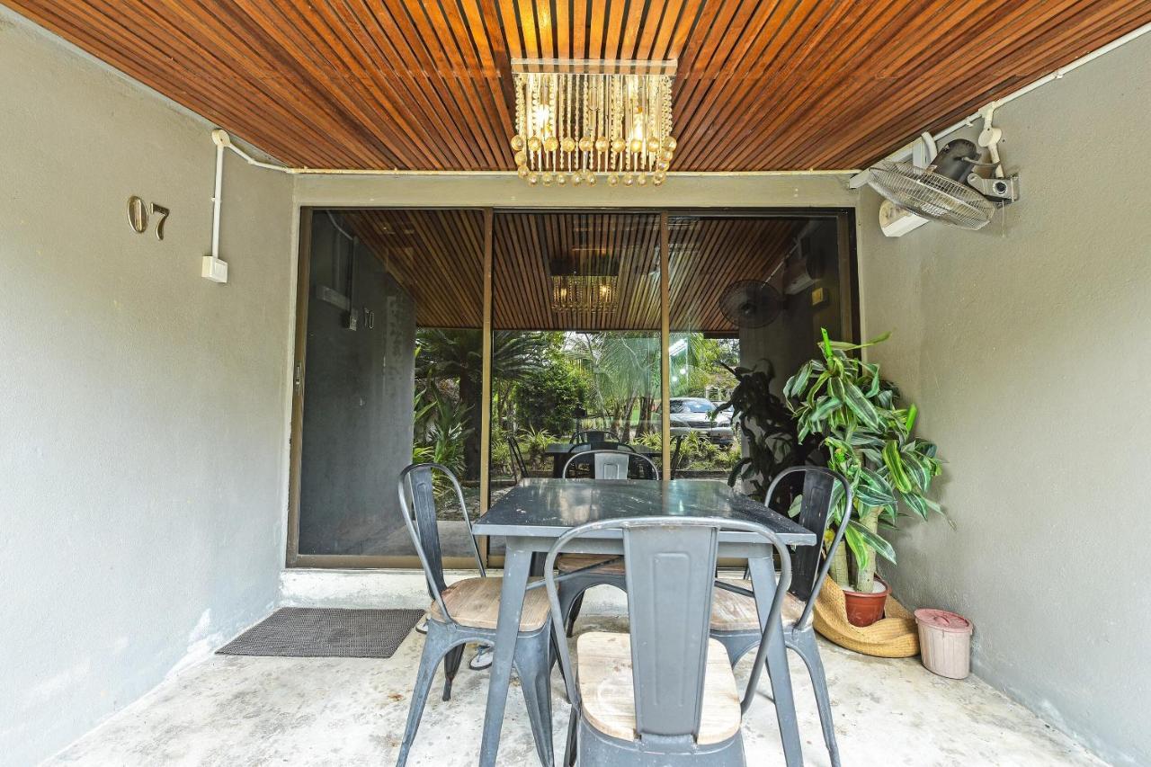 Oyo 90636 Teratak Zakiah Chalet 而连突 外观 照片